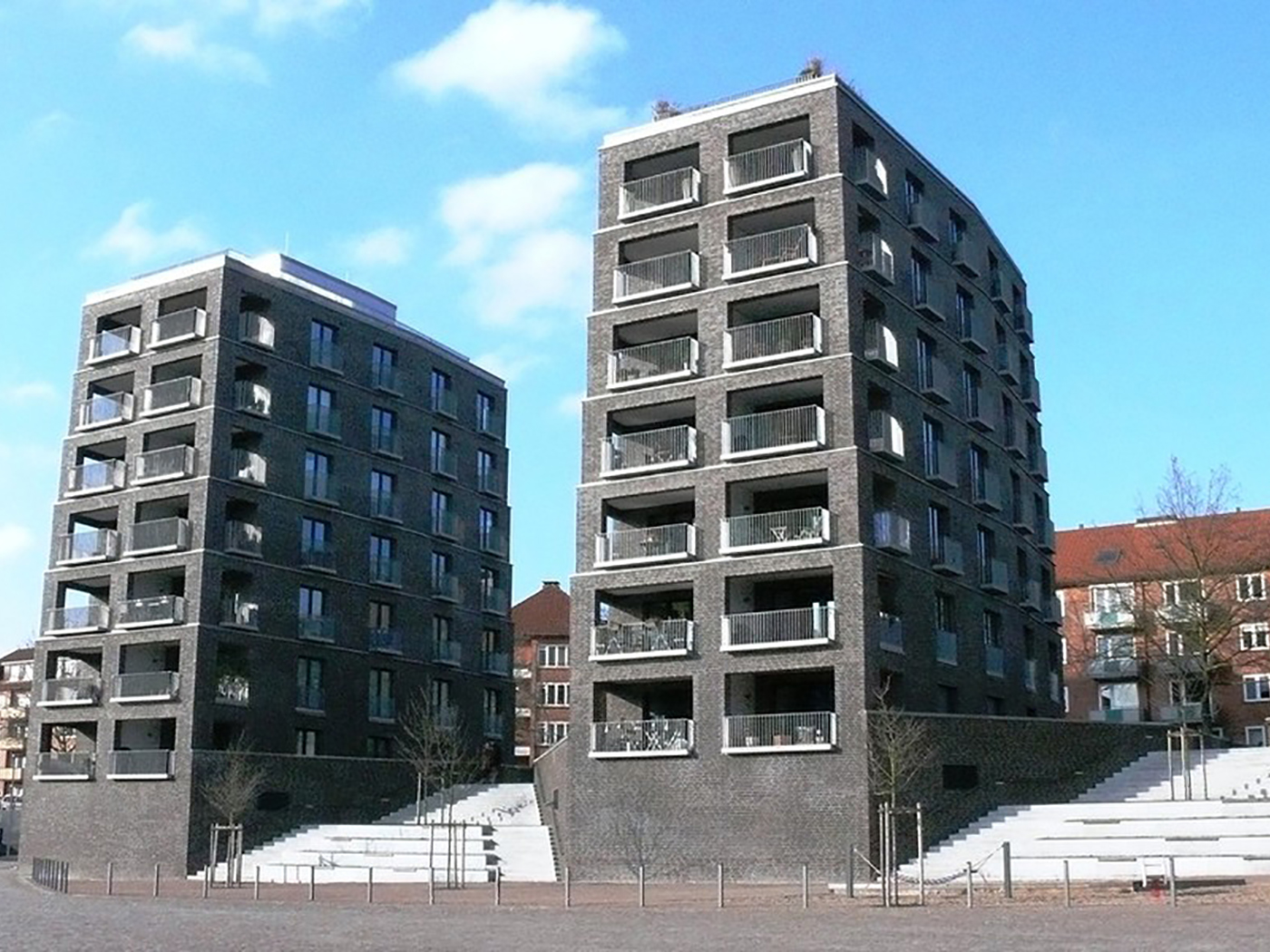 Balkongeländer für zwei siebenstöckige Wohngebäude