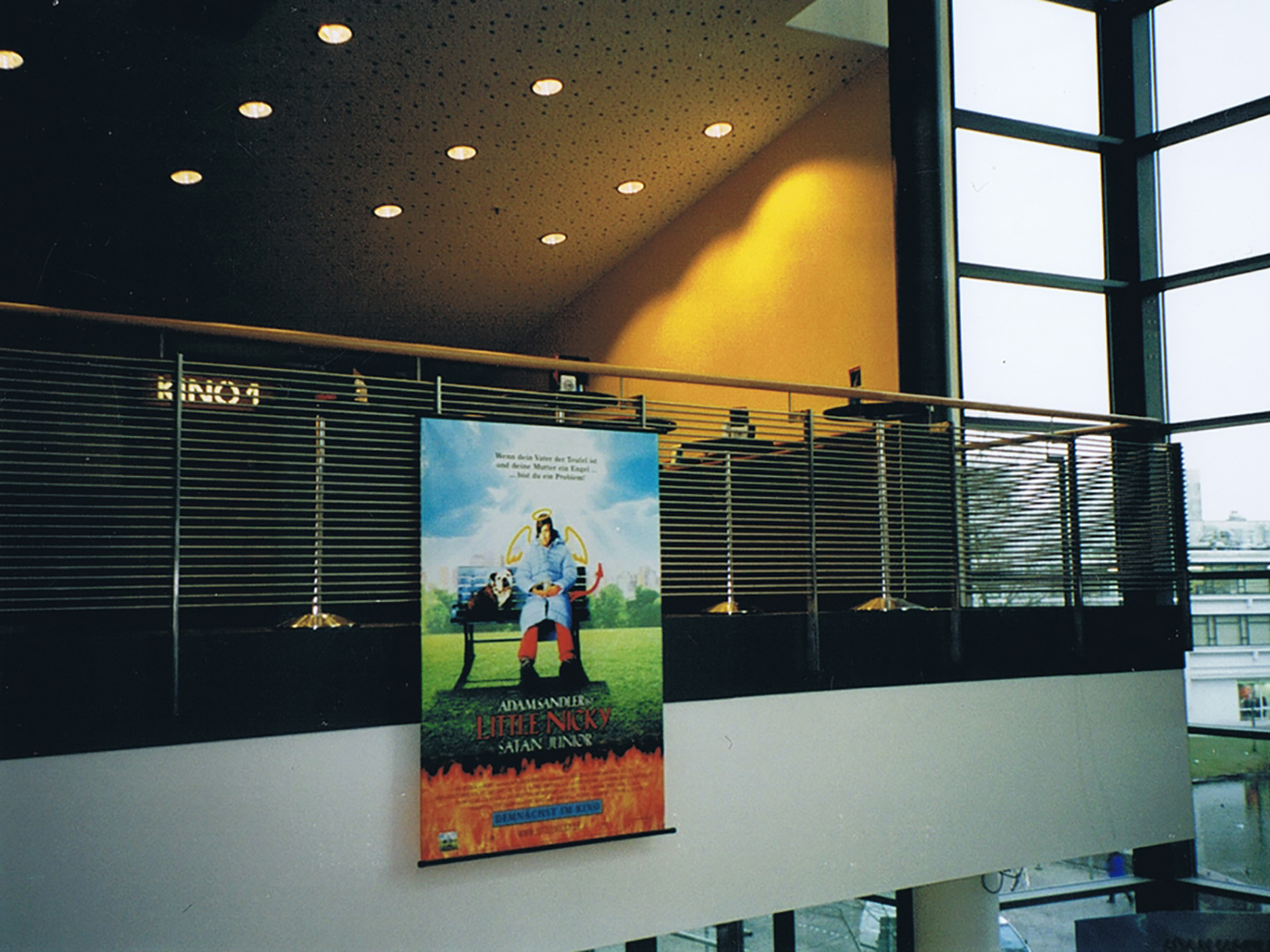 Metallgeländer auf einer Ampore im Kino